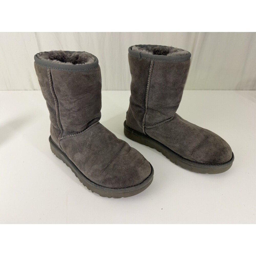Authentic UGG Australia Boots Women’s Classic Short Grey Sz 6 Apres Ski Cozycore